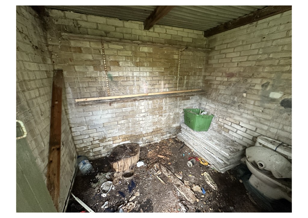 Lot: 171 - SEMI-DETACHED HOUSE WITH GARDEN TO FRONT AND REAR - Internal of storage shed